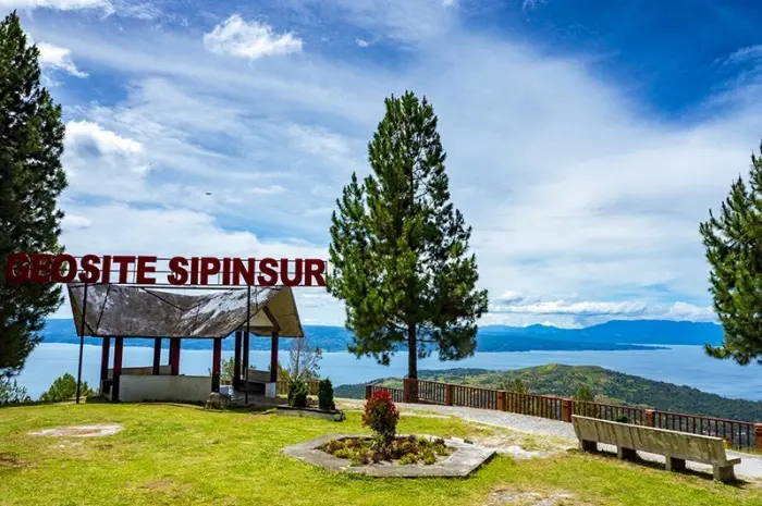 Sipinsur Geosite, Enjoying the View of Lake Toba from a Height in Humbang Hasundutan